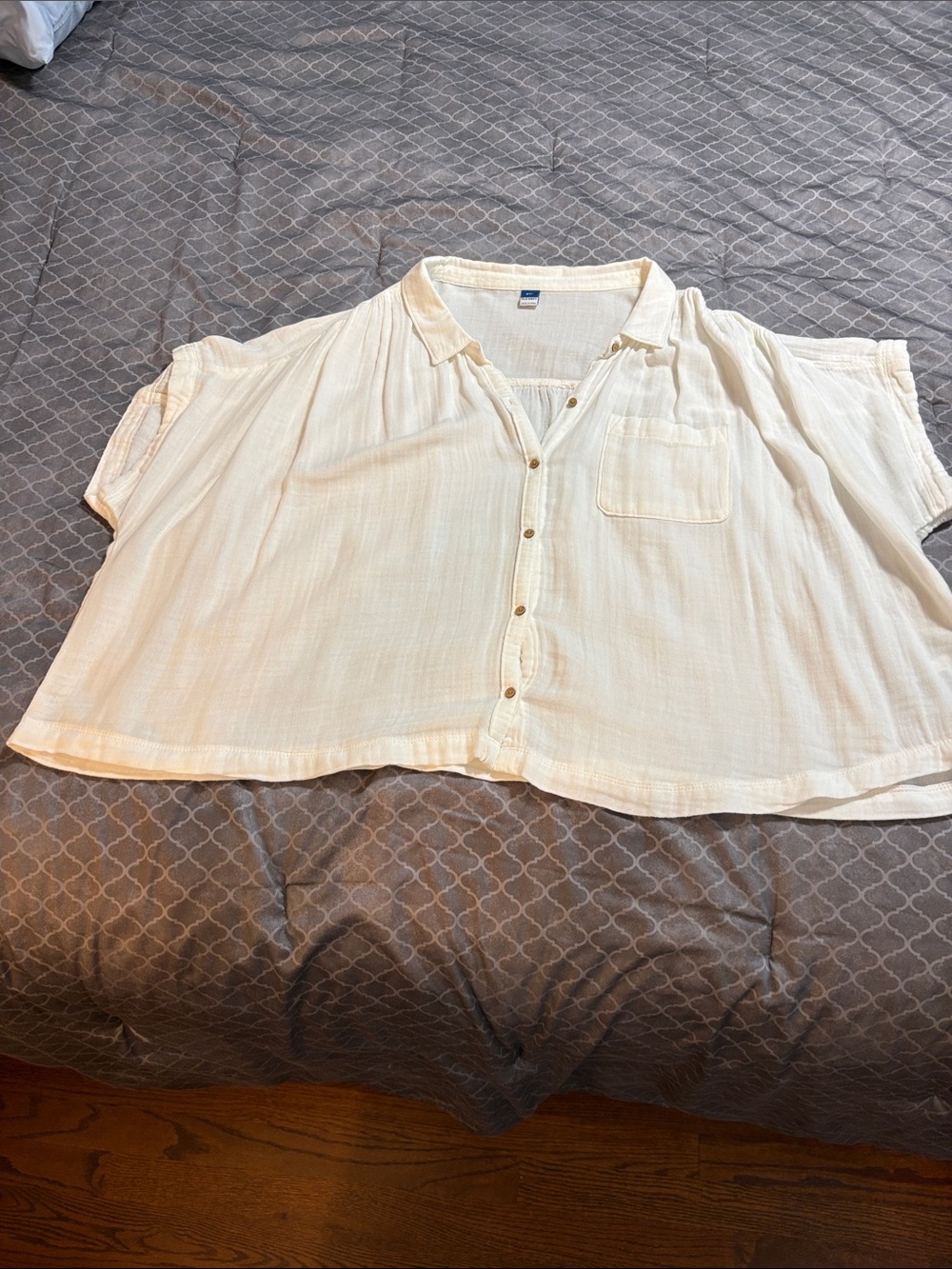 Old Navy Ivory Button-Front Pocket Blouse - Picture 8 of 9